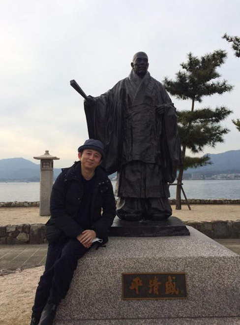 依偎在銅像旁邊