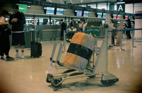 機場的行李輸送帶變成大型迴轉壽司，超有梗壽司行李箱套