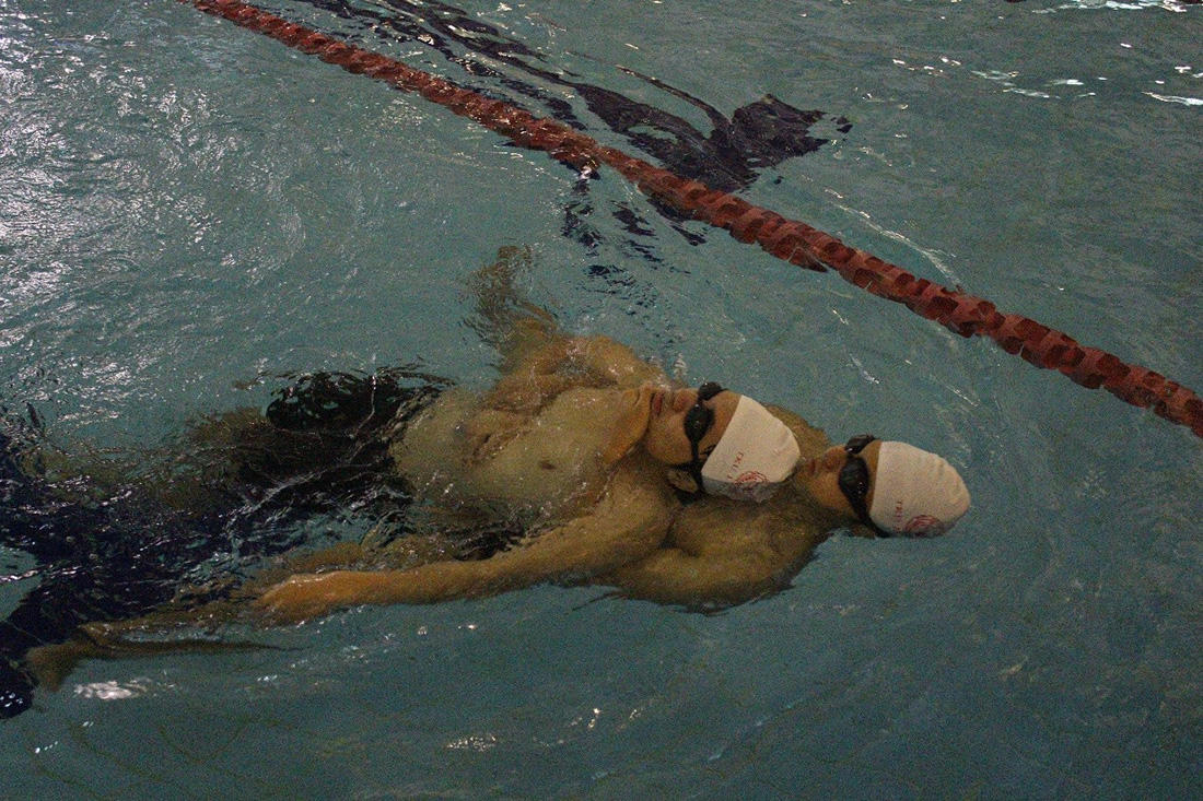 複雜的動作，目的卻也是最簡單的，游泳托顎鎖腕帶人