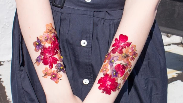 還在用紋身「貼紙」嗎？現在流行將真正的花瓣貼在身上!!!!!超夯的押花紋身貼DIY大公開