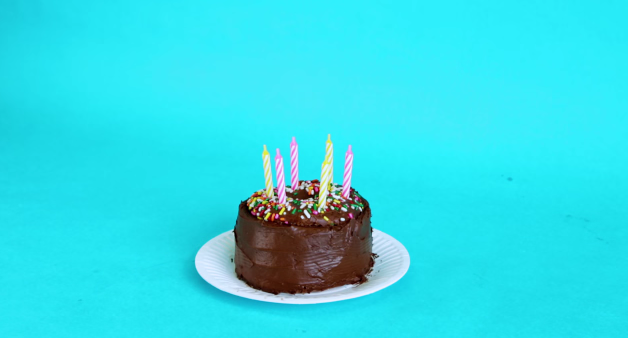 緊急!!派對上忘記準備生日蛋糕該怎麼辦!!快用甜甜圈做一個~
